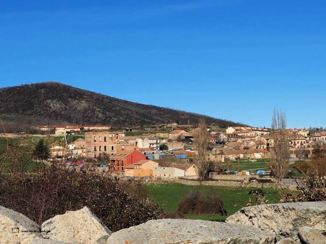 Valsaín y al fondo el Palacio de Valsaín o Casa Real del Bosque