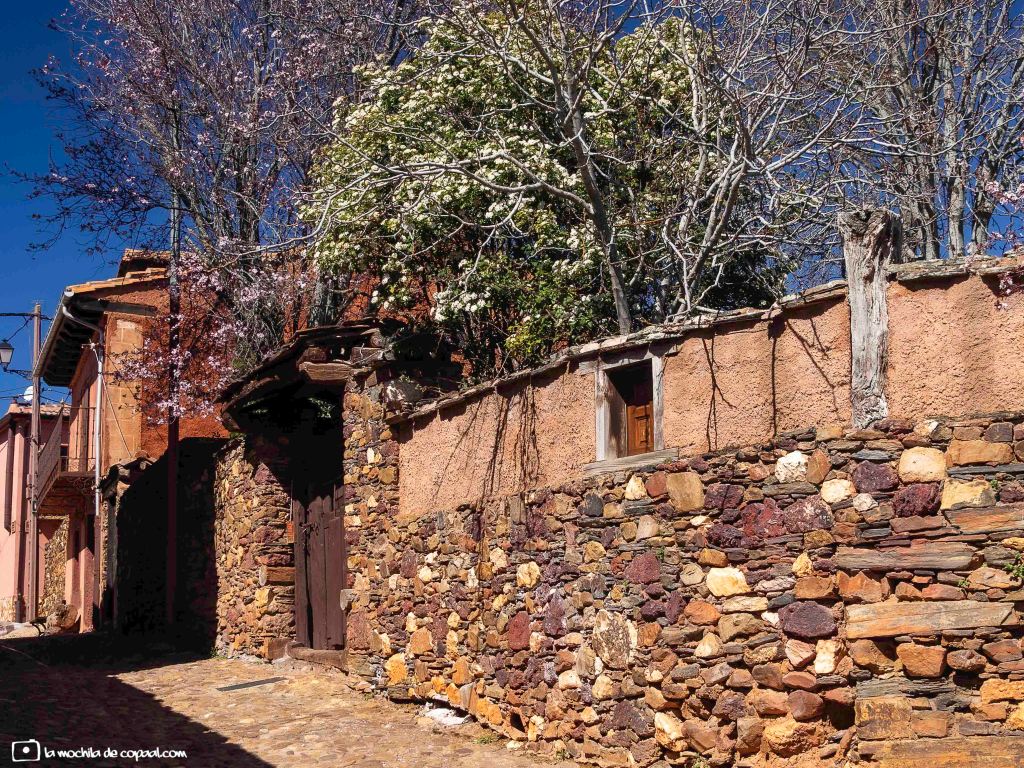 senda 5 pueblos rojos y negros de Ayllón